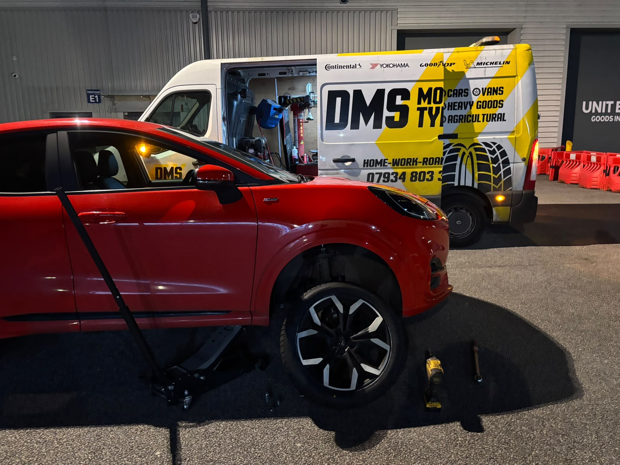 Night-time emergency tyre fitting at the roadside