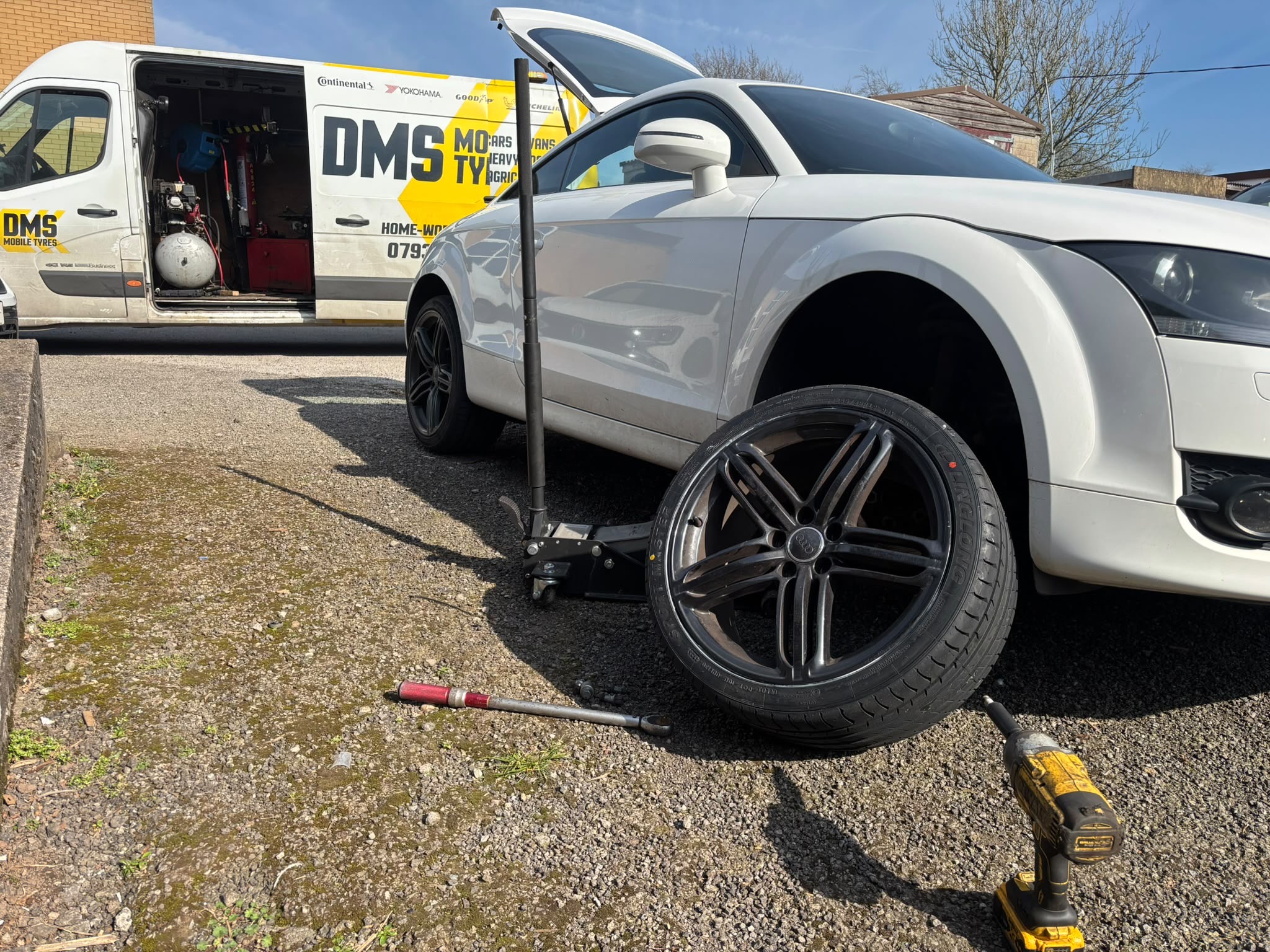 Driveway tyre fitting with the DMS van