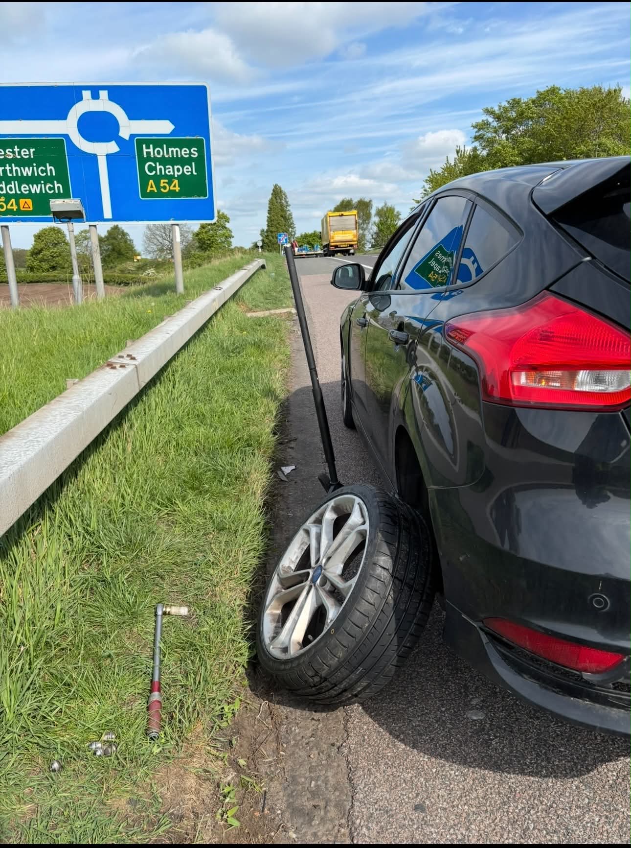 Tyre change on the M6 junction 18 slip road at Holmes Chapel with the DMS van in attendance